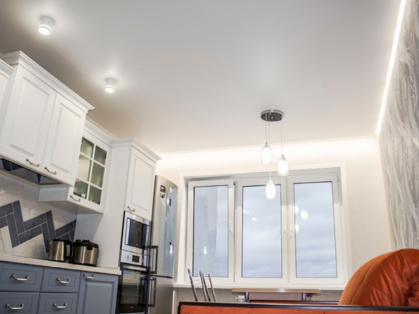 Фото матового натяжного потолка  на кухню