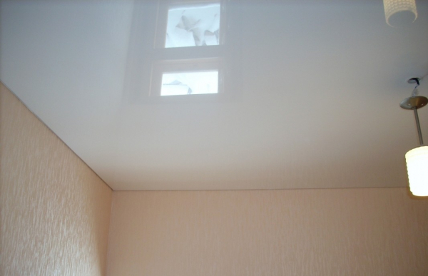 Глянцевые натяжные потолки