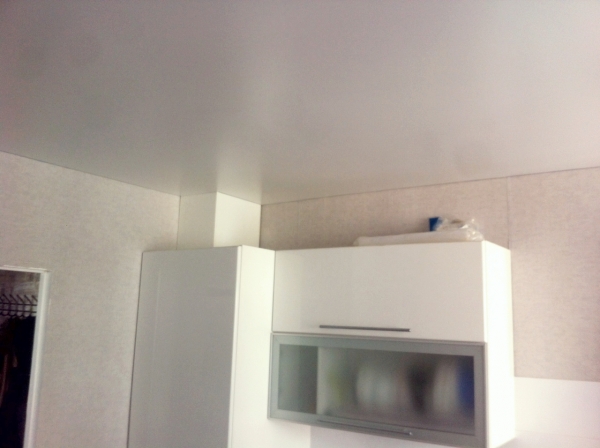 Современный потолок со световыми нишами на кухне