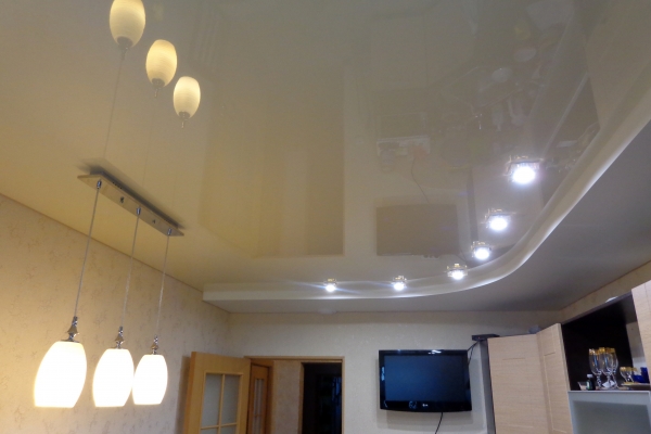 Современный потолок со световыми нишами на кухне