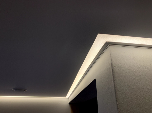 Натяжной потолок с подсветкой в прихожую