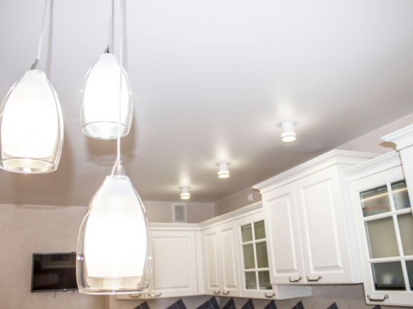 Фото натяжного потолка на кухню